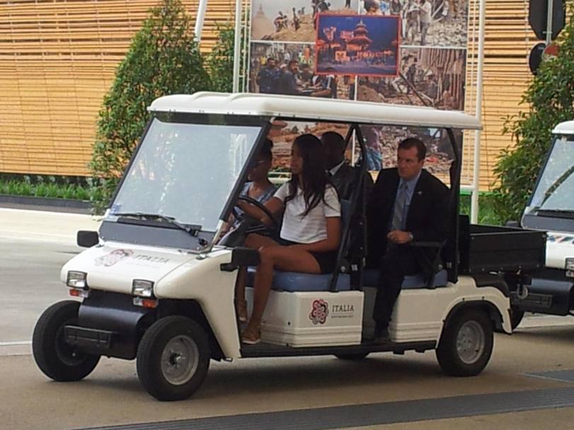 Sasha e Malia Obama sui veicoli elettrici di Expo (Ansa)
